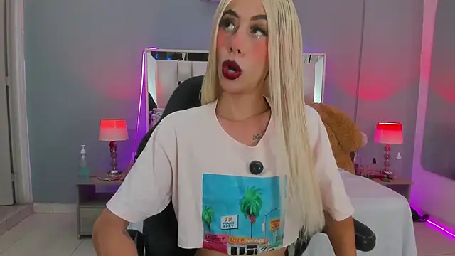 Snapshot of Darlyn_tenderhot__ chatting on 10-18-25, 06:48 Darlyn tenderhot online show from 10-18-25, 06:48