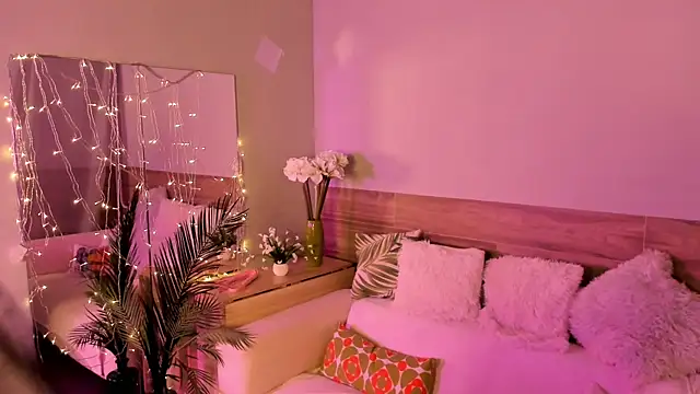 Juliorah online show from 09-18-25, 03:25