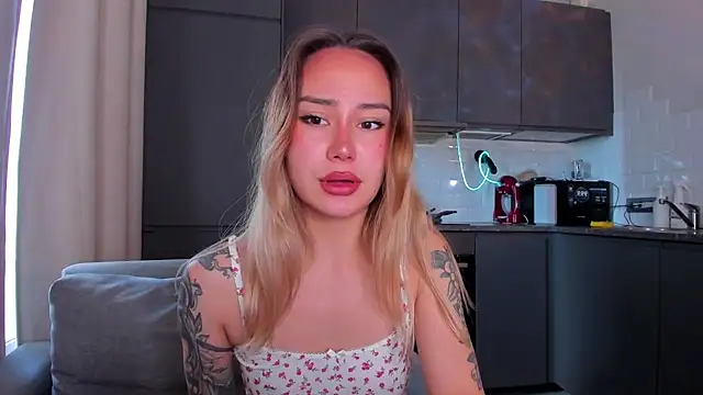 Snapshot of baobei03 chatting on 10-18-25, 10:38 baobei03 online show from 10-18-25, 10:38