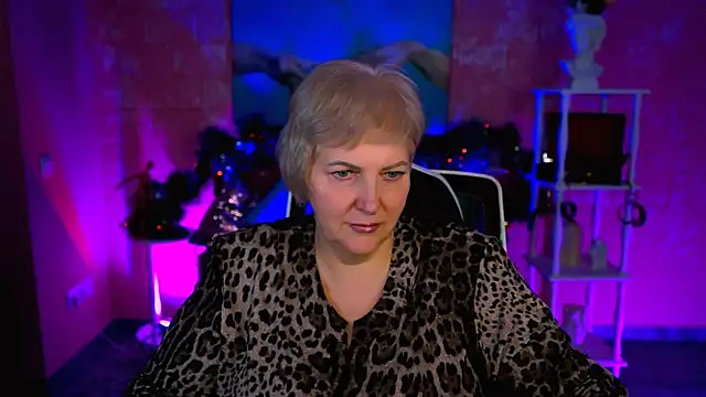 Snapshot of MaryMogan chatting on 12-18-25, 01:06 MaryMogan online show from 12-18-25, 01:06