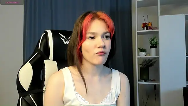 MauraSpurrier online show from 10-22-25, 07:02