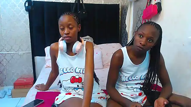 Snapshot of SexyPetitex25 chatting on 10-19-25, 07:58 SexyPetitex25 online show from 10-19-25, 07:58