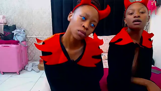 Snapshot of SexyPetitex25 chatting on 10-30-25, 07:47 SexyPetitex25 online show from 10-30-25, 07:47