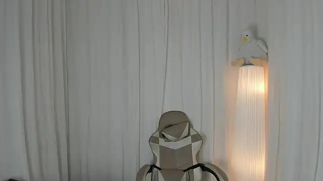 Snapshot of lynx_sun chatting on 11-20-25, 05:45 lynx sun online show from 11-20-25, 05:45