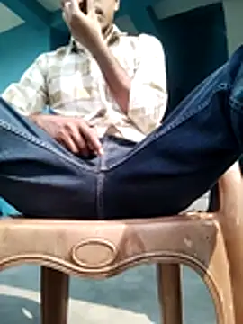 Snapshot of YourTarzan chatting on 11-09-25, 06:44 YourTarzan online show from 11-09-25, 06:44