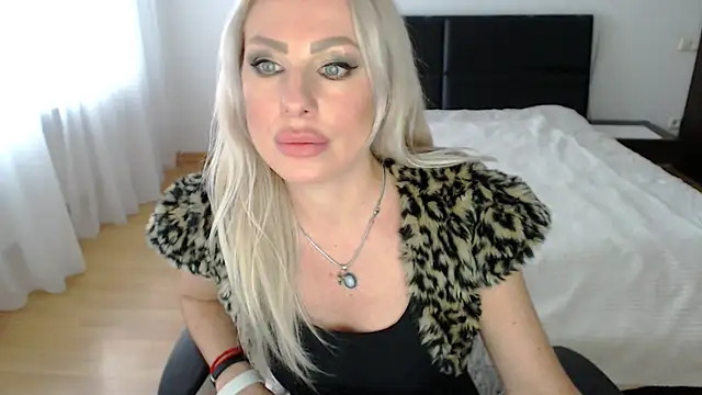 Tina Shines online show from 10-30-25, 01:01