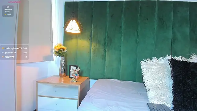 Snapshot of kittyy_milk_001 chatting on 10-15-25, 09:15 kittyy milk 001 online show from 10-15-25, 09:15