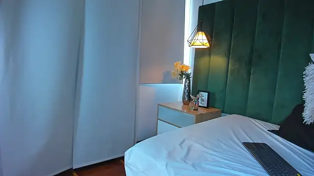 Snapshot of kittyy_milk_001 chatting on 10-17-25, 08:33 kittyy milk 001 online show from 10-17-25, 08:33