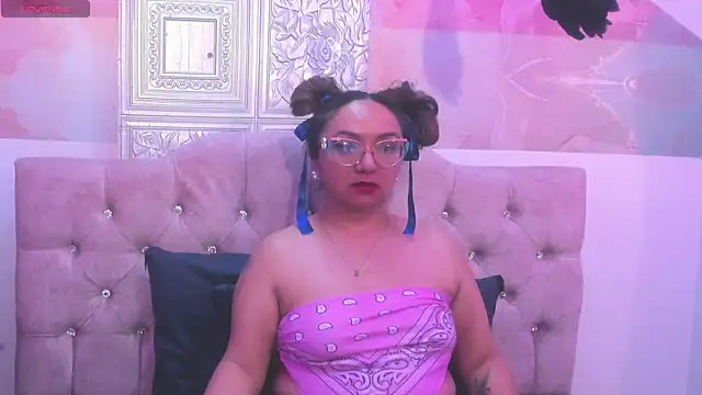 leyla smithh online show from 10-09-25, 08:18