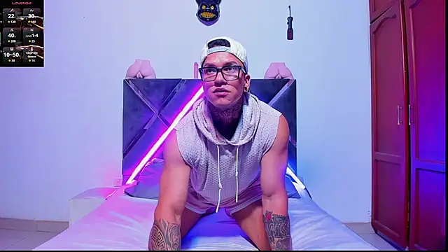 Snapshot of ArnoldSexy_ chatting on 11-12-25, 04:40 ArnoldSexy online show from 11-12-25, 04:40