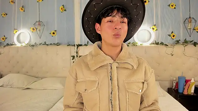 AleAurarashi online show from 11-14-25, 06:01