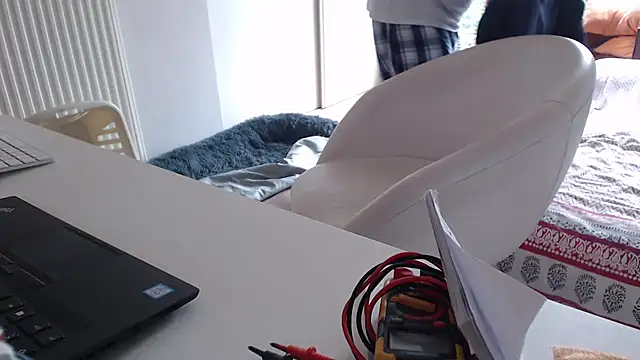 Snapshot of knodli chatting on 10-23-25, 09:19 knodli online show from 10-23-25, 09:19