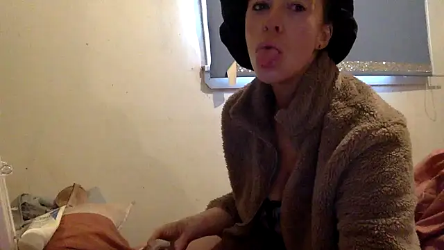 Snapshot of Bellababexox_ chatting on 10-14-25, 02:51 Bellababexox online show from 10-14-25, 02:51