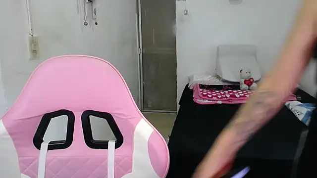 Snapshot of Amber09raiden chatting on 10-08-25, 04:59 Amber09raiden online show from 10-08-25, 04:59