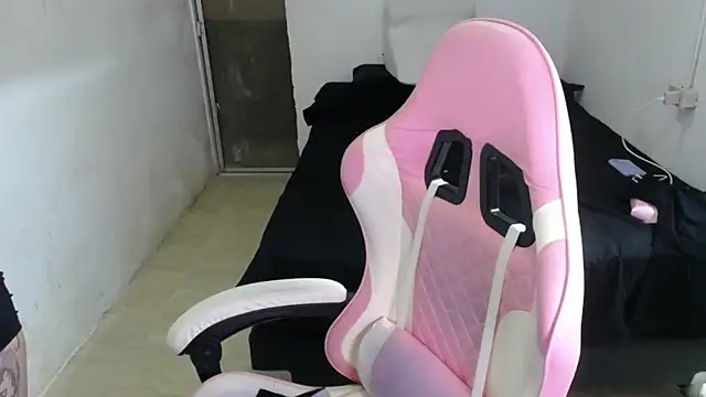 Snapshot of Amber09raiden chatting on 10-19-25, 10:10 Amber09raiden online show from 10-19-25, 10:10