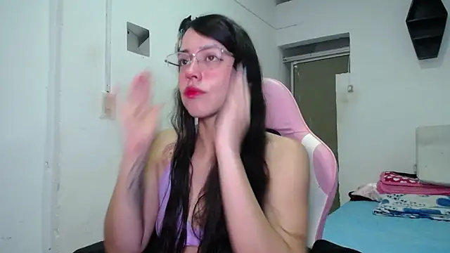 Snapshot of Amber09raiden chatting on 11-17-25, 07:30 Amber09raiden online show from 11-17-25, 07:30