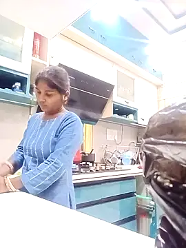 Snapshot of Sneha16 chatting on 11-23-25, 03:39 Sneha16 online show from 11-23-25, 03:39