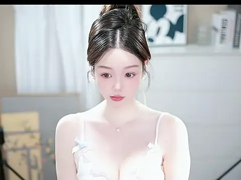 Snapshot of abbyli12 chatting on 10-21-25, 01:23 abbyli12 online show from 10-21-25, 01:23