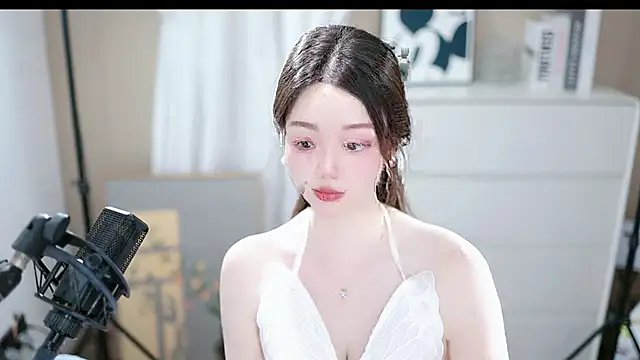 Snapshot of abbyli12 chatting on 10-25-25, 03:18 abbyli12 online show from 10-25-25, 03:18