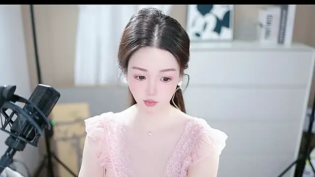 Snapshot of abbyli12 chatting on 10-26-25, 01:06 abbyli12 online show from 10-26-25, 01:06