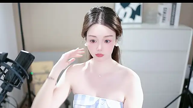 Snapshot of abbyli12 chatting on 10-31-25, 01:01 abbyli12 online show from 10-31-25, 01:01