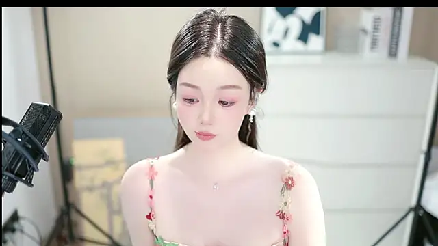 Snapshot of abbyli12 chatting on 11-12-25, 03:23 abbyli12 online show from 11-12-25, 03:23