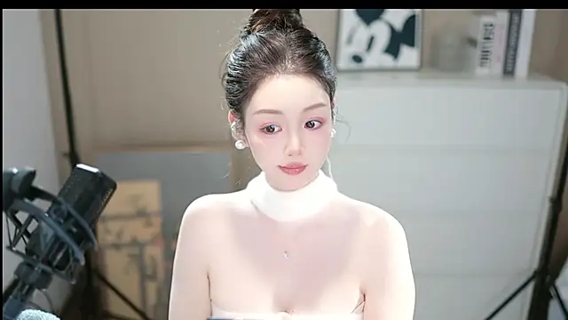 Snapshot of abbyli12 chatting on 11-17-25, 03:29 abbyli12 online show from 11-17-25, 03:29