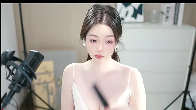 Snapshot of abbyli12 chatting on 12-01-25, 02:55 abbyli12 online show from 12-01-25, 02:55