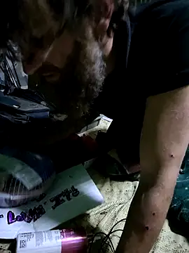 bearded cross online show from 12-19-25, 05:47