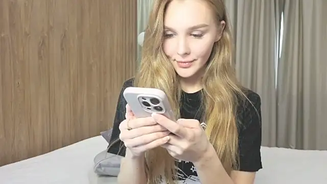 Brigitte Bardot online show from 11-18-25, 07:02