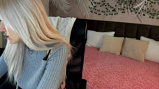 Kira Key online show from 10-31-25, 02:01