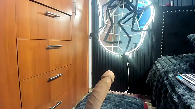 scarletr red online show from 10-26-25, 01:11