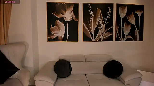 Snapshot of LeahNovac chatting on 09-26-25, 11:25 LeahNovac online show from 09-26-25, 11:25