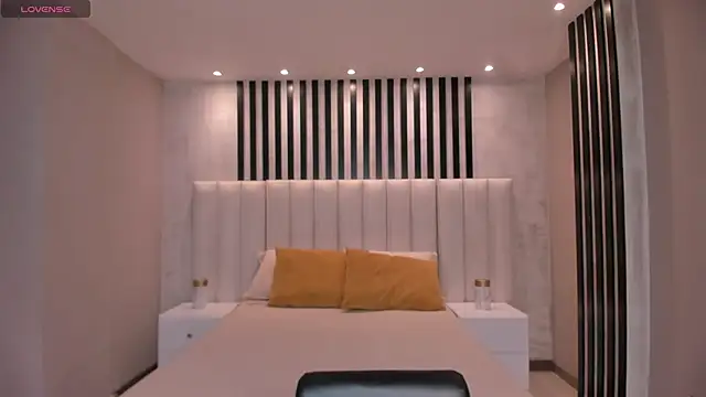 Snapshot of LeahNovac chatting on 10-18-25, 11:33 LeahNovac online show from 10-18-25, 11:33