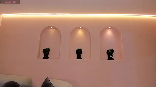 Snapshot of LeahNovac chatting on 10-25-25, 11:29 LeahNovac online show from 10-25-25, 11:29