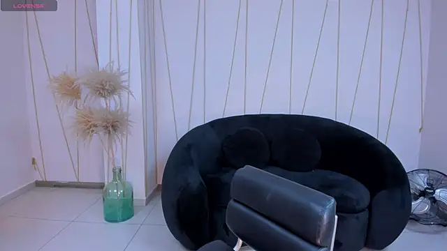 Snapshot of LeahNovac chatting on 11-18-25, 11:14 LeahNovac online show from 11-18-25, 11:14