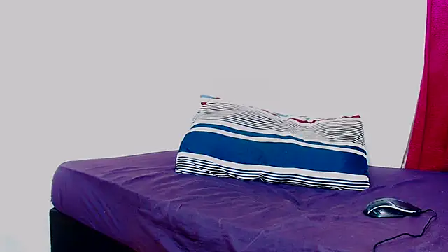 FreakyScarlet00 online show from 11-08-25, 05:40