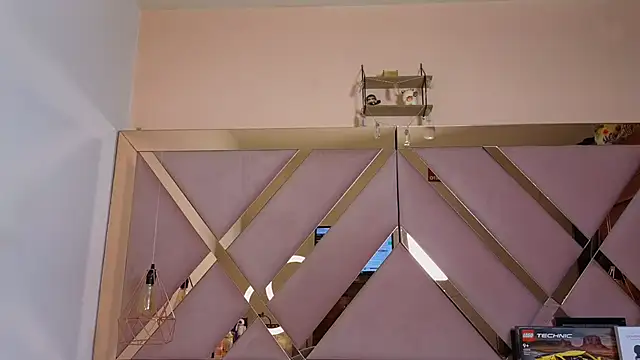 Snapshot of Sophia_moo_ chatting on 10-21-25, 05:19 Sophia moo online show from 10-21-25, 05:19