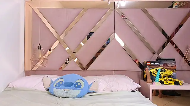 Snapshot of Sophia_moo_ chatting on 10-24-25, 05:26 Sophia moo online show from 10-24-25, 05:26