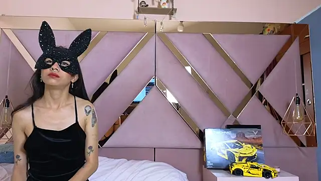 Snapshot of Sophia_moo_ chatting on 10-25-25, 05:26 Sophia moo online show from 10-25-25, 05:26