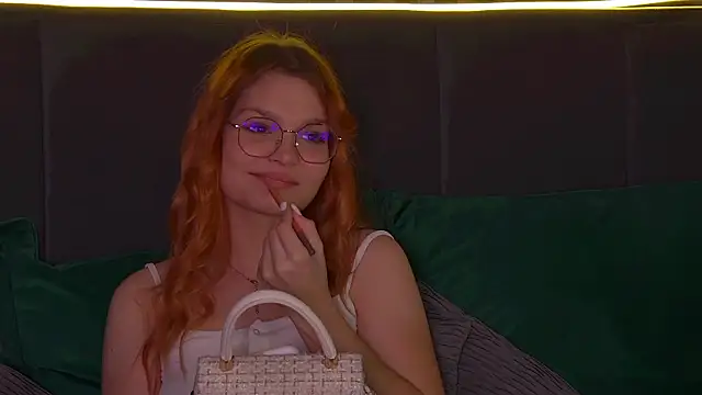 Snapshot of BellaMarebelle chatting on 09-21-25, 04:14 BellaMarebelle online show from 09-21-25, 04:14