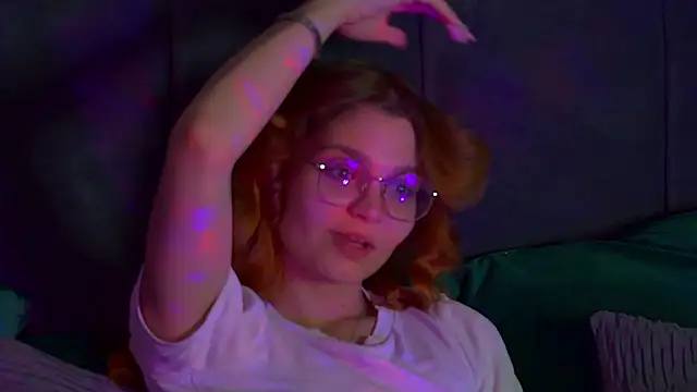 Snapshot of BellaMarebelle chatting on 10-10-25, 04:22 BellaMarebelle online show from 10-10-25, 04:22