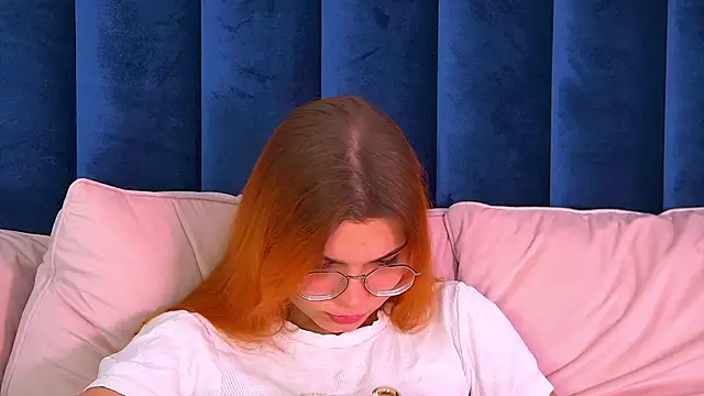 Snapshot of BellaMarebelle chatting on 10-16-25, 04:24 BellaMarebelle online show from 10-16-25, 04:24