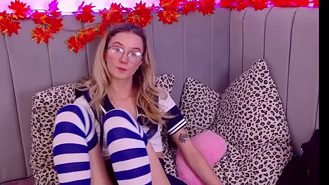 Snapshot of MaeLili chatting on 10-19-25, 08:04 MaeLili online show from 10-19-25, 08:04