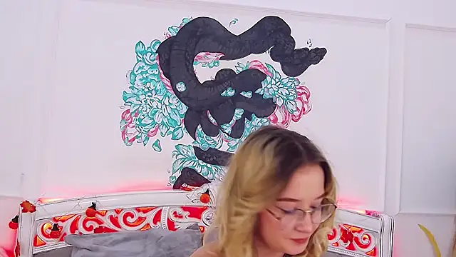 Snapshot of MaeLili chatting on 10-28-25, 04:27 MaeLili online show from 10-28-25, 04:27