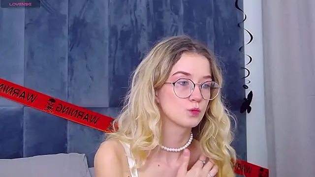 Snapshot of MaeLili chatting on 10-29-25, 03:42 MaeLili online show from 10-29-25, 03:42