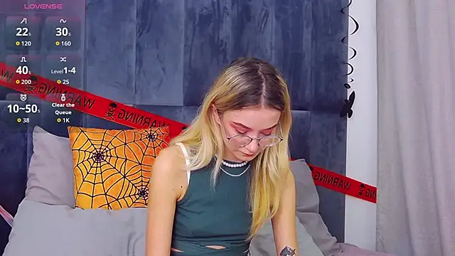 Snapshot of MaeLili chatting on 10-30-25, 04:25 MaeLili online show from 10-30-25, 04:25