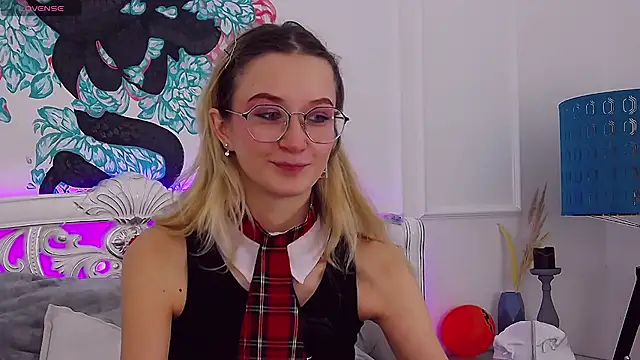 Snapshot of MaeLili chatting on 11-04-25, 04:11 MaeLili online show from 11-04-25, 04:11