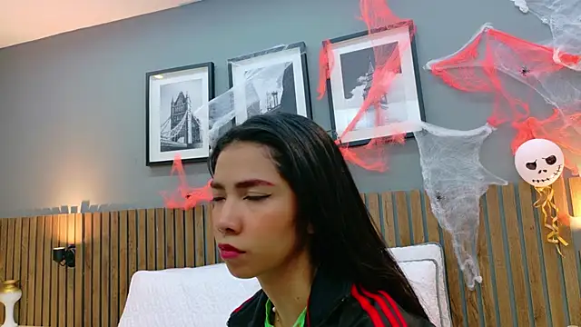 luna roja25 online show from 10-27-25, 01:48