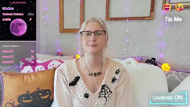 Snapshot of samanthamalichite chatting on 09-25-25, 02:43 samanthamalichite online show from 09-25-25, 02:43